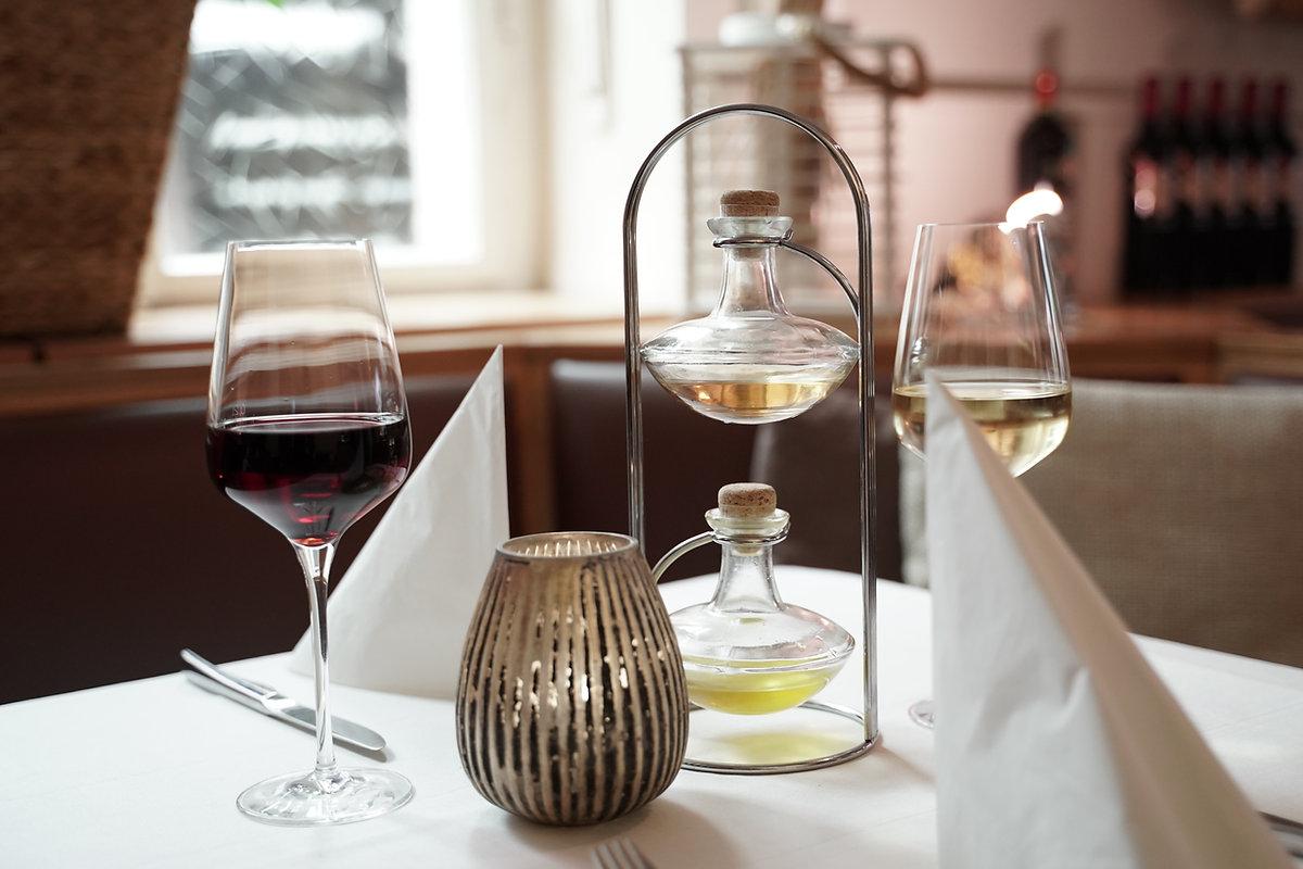 Gedeckter Tisch mit Weingläsern im Restaurant Zum Engel in Kriftel